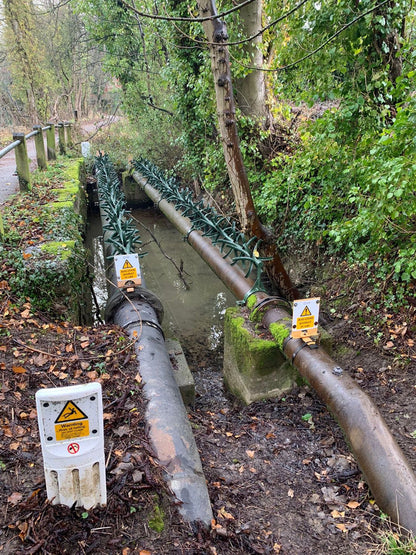 Dispositif totalement efficace pour empêcher l'utilisation des tuyaux et des conduits exposés comme chemins de passage.Ici sont montrés des tuyaux de gaz au-dessus d'une rivière dangereuse