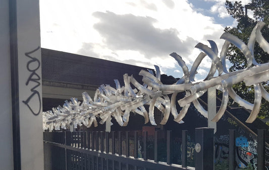 Vandgard®anti-franchissement, Bordure défensive est une clôture de sécurité robuste et redoutable pour toutes les situations de vols ou de vandalisme. Elle est facile d'installation et idéale pour une utilisation sur portes, clôtures, murs, toits et fenêtres. Elle garantit un niveau de sécurité très élevé dand les zones sensibles ou à risque. Conçue pour régler les problèmes d'intrusions,